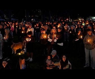 Replay Veillée aux chandelles en Oregon: hommage aux victimes de la fusillade