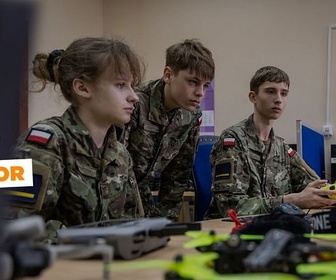 Replay Pologne : Un cours pour piloter des drones - ARTE Journal Junior du vendredi