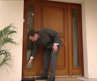 Replay Un gars, une fille - S3E127 - La porte (3)
