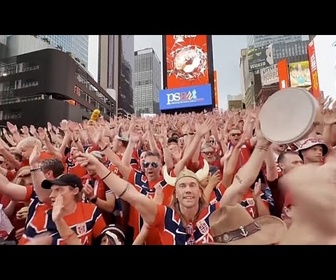 Replay Supporters norvégiens envahissent Times Square en rameurs vikings