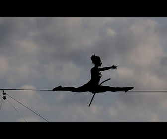 Replay Une funambule traverse 400 mètres entre les plus hauts terrils d'Europe