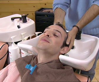 Replay Un gars, une fille - S2E32 - Chez le coiffeur (1)