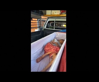 Replay Une Thaïlandaise retrouvée vivante dans un cercueil quelques instants avant sa crémation au temple