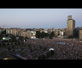 Replay Serbie : des milliers de personnes dans les rues après l'arrestation de manifestants...