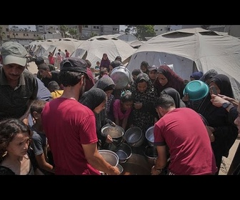 Replay Les Gazaouis déplacés vivent sous des tentes dans un stade bombardé à Gaza