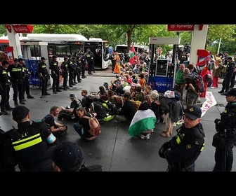 Replay Des militants d'Extinction Rebellion arrêtés lors d'une manifestation au sommet de l'OTAN à La Haye