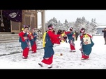 Replay Japon : cérémonie traditionnelle de pilage du riz dans un village enneigé d'Aomori