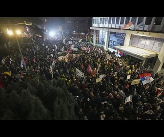 Replay Serbie : des milliers de manifestants accusent la télévision nationale de servir le gouvernement