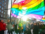 Replay La bataille du drapeau arc-en-ciel - Le dessous des images
