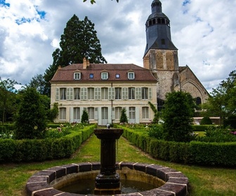 Replay Le collège royal et militaire de Thiron-Gardais : la nouvelle vie de Stéphane Bern