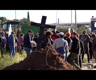 Replay No Comment. Les agriculteurs protestant contre le traité MERCOSUR bloquent la circulation dans …