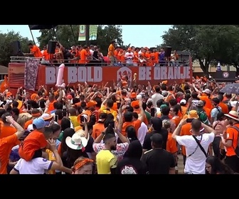 Replay Les supporters néerlandais colorent la ville hôte du Mondial en orange