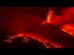 Replay Le mont Etna brille de lave alors que les éruptions illuminent le ciel nocturne