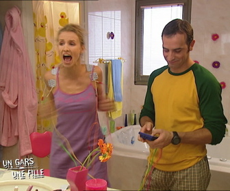 Replay Un gars, une fille - S4E17 - Dans la salle de bain (12)