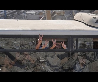 Replay Les prisonniers palestiniens libérés rentrent chez eux après l'accord de cessez-le-feu à Gaza