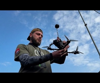 Replay Des pilotes de drones ukrainiens s'affrontent dans des courses de vitesse