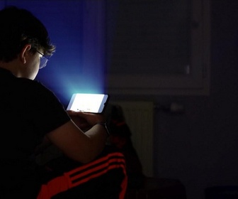 Replay C'est en France - Ados connectés : le piège du smartphone
