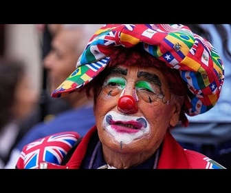 Replay Nez rouges et grandes chaussures envahissent les rues de Lima pour la Journée des Clowns