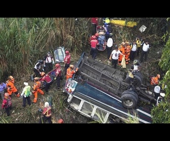 Replay Au moins 55 personnes tuées dans la chute d'un autobus au Guatemala