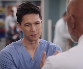 Replay Grey's anatomy - S22 E17 - Entre deux feux