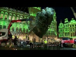 Replay No Comment. Un arbre de Noël de 20 mètres de haut installé sur la Grand-Place de Bruxelles.