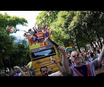 Replay EuroPride Lisbonne : des milliers de personnes défilent pour défendre les droits des personnes LGBT+