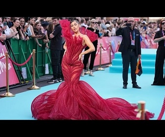 Replay Eurovision 2026 s'ouvre avec un défilé sur tapis turquoise à Vienne