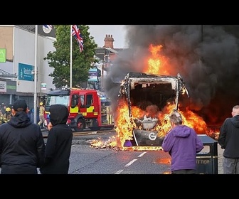 Replay Après une attaque au couteau, Belfast secoué par des émeutes anti-immigration