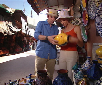 Replay Un gars, une fille - S4E80 - Dans les souks