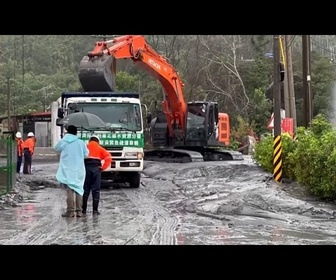 Replay La tempête tropicale Fung-Wong s'approche de Taïwan avec des vents violents et de fortes pluies
