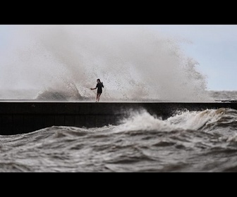 Replay Sauvetage spectaculaire sur une plage californienne après de puissantes vagues à Santa Cruz