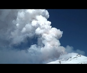 Replay Le mont Etna entre en éruption, les skieurs admirent le spectacle sur les pistes