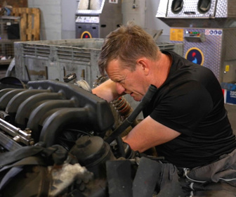 Replay Top Mecanic : 5 jours pour restaurer une épave - S6E22 - Jour 2 - Semaine spéciale vintage mécanic : Bonneville vs Orlandi