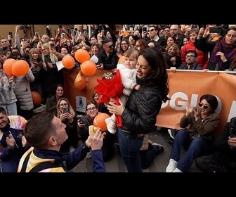Replay Le nageur italien Damiano Lestingi fait sa demande lors d'un événement de la Flamme olympique