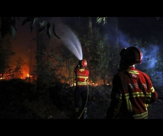 Replay Près de 2 500 pompiers luttent contre les incendies au Portugal, des villages sont évacués à...