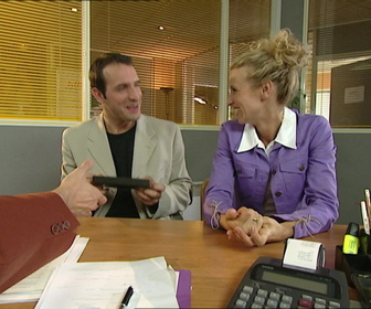 Replay Un gars, une fille - S3E31 - Chez l'assureur