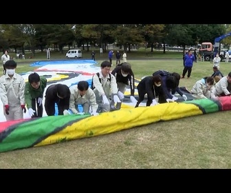 Replay No Comment : au Japon, le koinobori géant de Kazo fait sa sortie annuelle