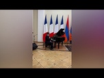 Replay Emmanuel Macron chante La Bohème d'Aznavour avec le président et le Premier ministre arméniens