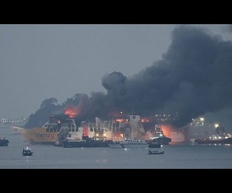 Replay Indonésie : des images montrent un ferry ravagé par les flammes