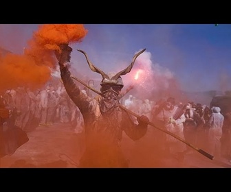 Replay Grèce : la bataille de farine colorie Galaxidi pour le Lundi pur
