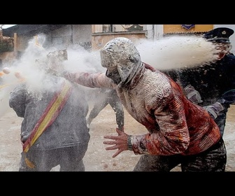 Replay Els Enfarinats : bataille de farine et d'œufs lors d'un festival espagnol traditionnel