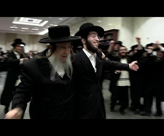 Replay Des juifs ultra-orthodoxes célèbrent la libération d'un étudiant de yeshiva à Elad