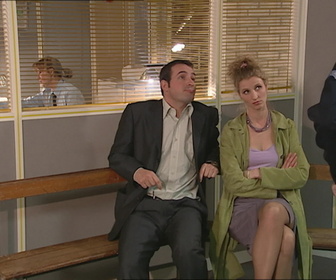 Replay Un gars, une fille - S2E44 - Au poste de police