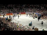 Replay Le lancer d'ours en peluche des Hershey Bears récolte 81 796 jouets pour des associations locales