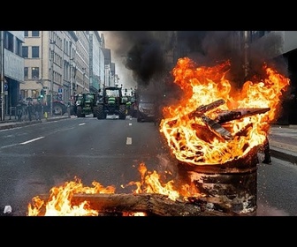 Replay Les agriculteurs bloquent des routes à Bruxelles pour protester contre l'accord de...