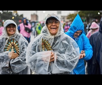 Replay Des milliers de pèlerins marchent de nuit vers Luján avant la visite du pape Léon