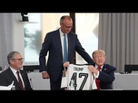 Replay le chancelier allemand surprend Trump avec un maillot Trump 47