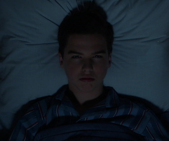 Replay Young Sheldon - S6E5 - Un conseiller des résidents et une opération douteuse