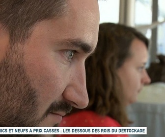 Replay Un jour, un doc - Chics et neufs à prix cassés : les dessous des rois du destockage