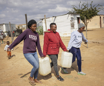 Replay Élément Terre - Le manque d'eau : ferment de la colère anti-ANC à la veille des élections en Afrique du Sud